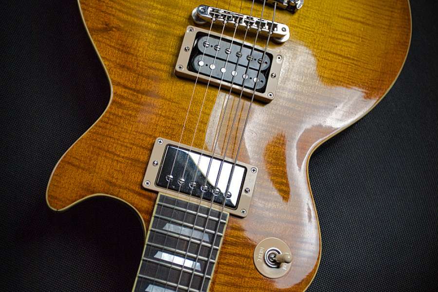 Fotografia produktowa - charakterystyczny kształt gitary elektrycznej