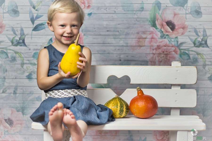 Marysia na ławeczce