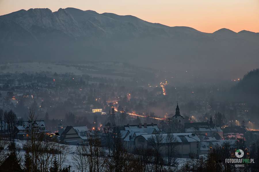 Poronin z Galicowej Grapy. Centrum wsi, wyżej światła samochodów na "Zakopiance" i .... Tatry