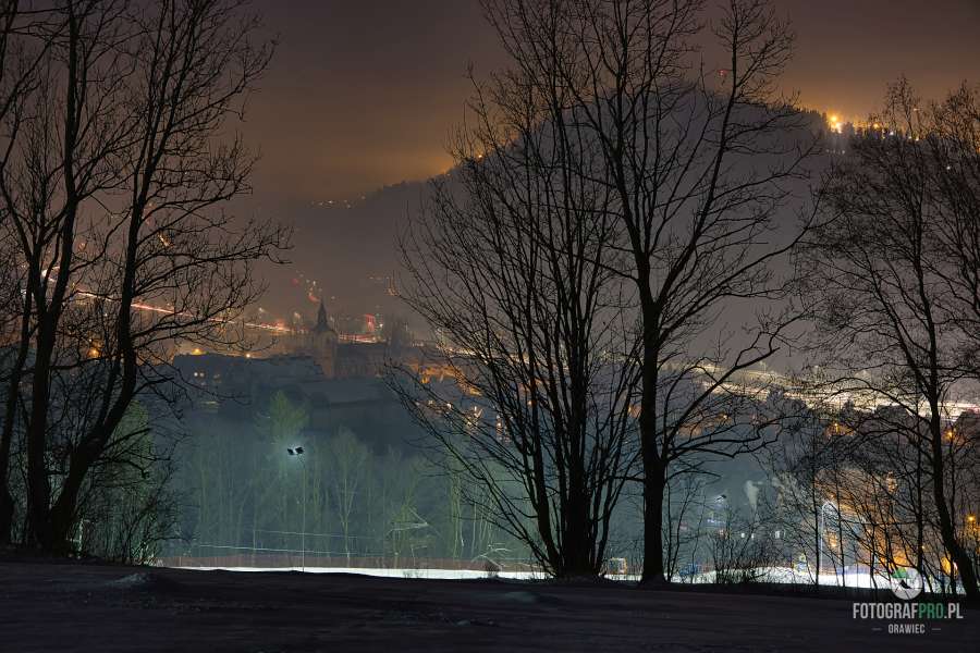 Poronin z Galicowej Grapy. Pomiędzy drzewami widoczne centrum wsi z wieżą kościelną