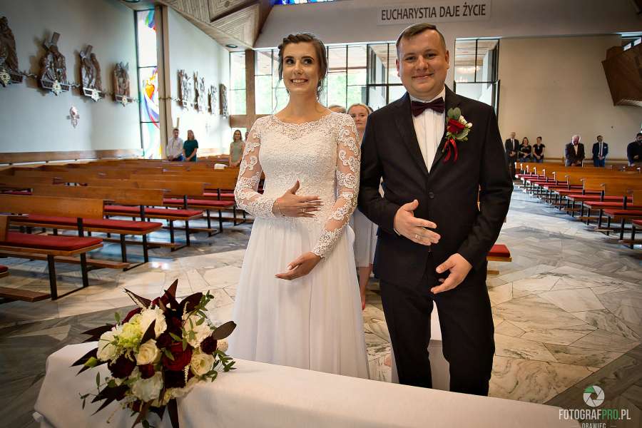 Młodzi z obrączkami na dłoniach