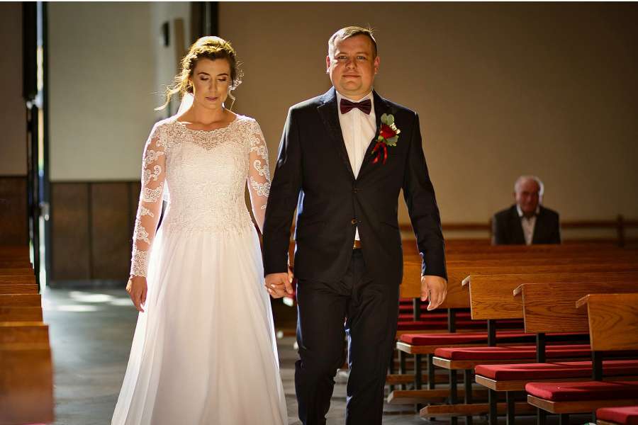 Wejście młodej pary do kościoła