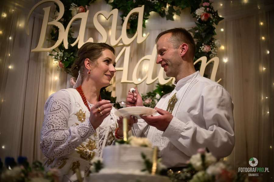 Młodzi z tortem weselnym